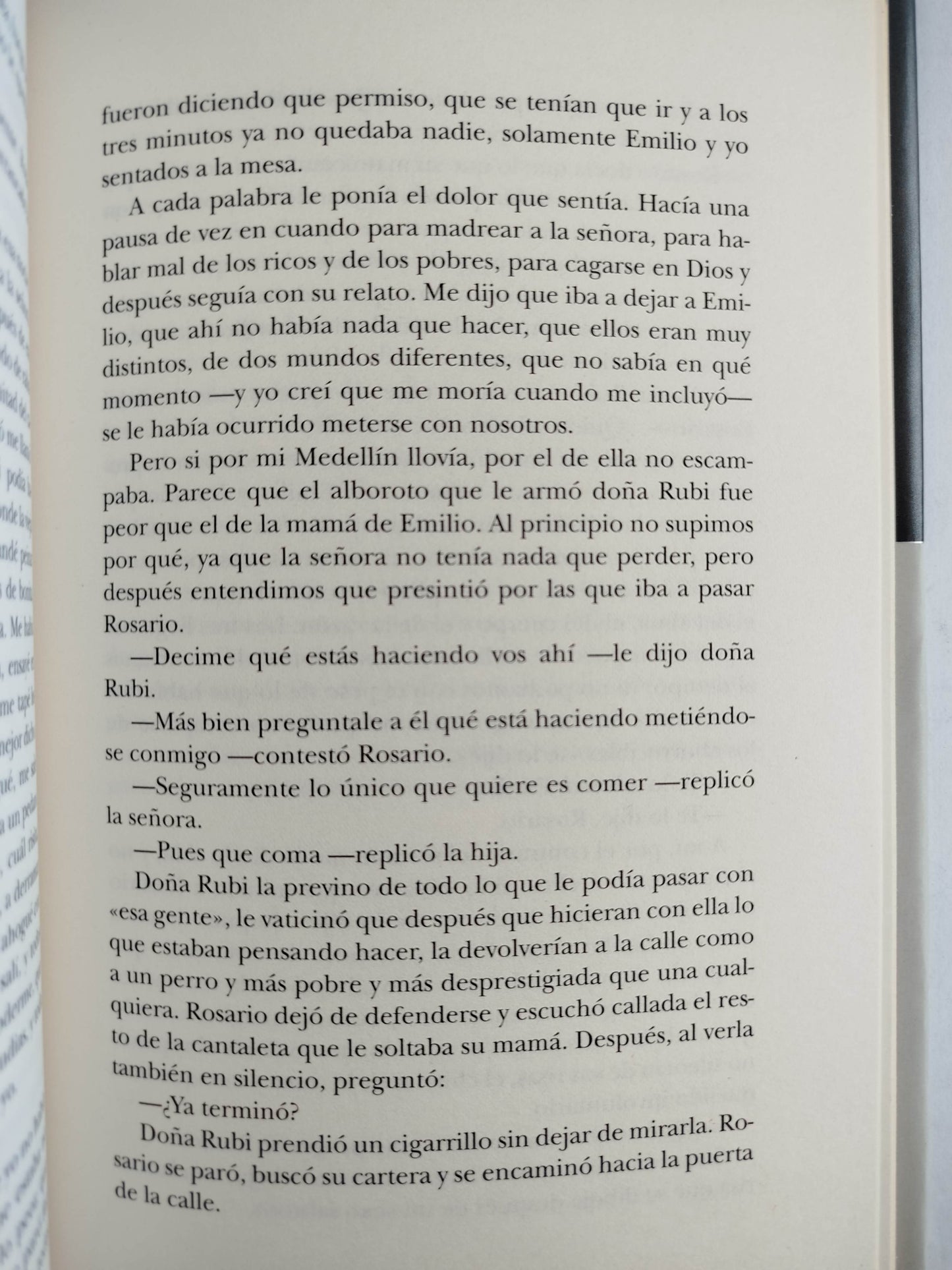 Rosario tijeras by Jorge Franco