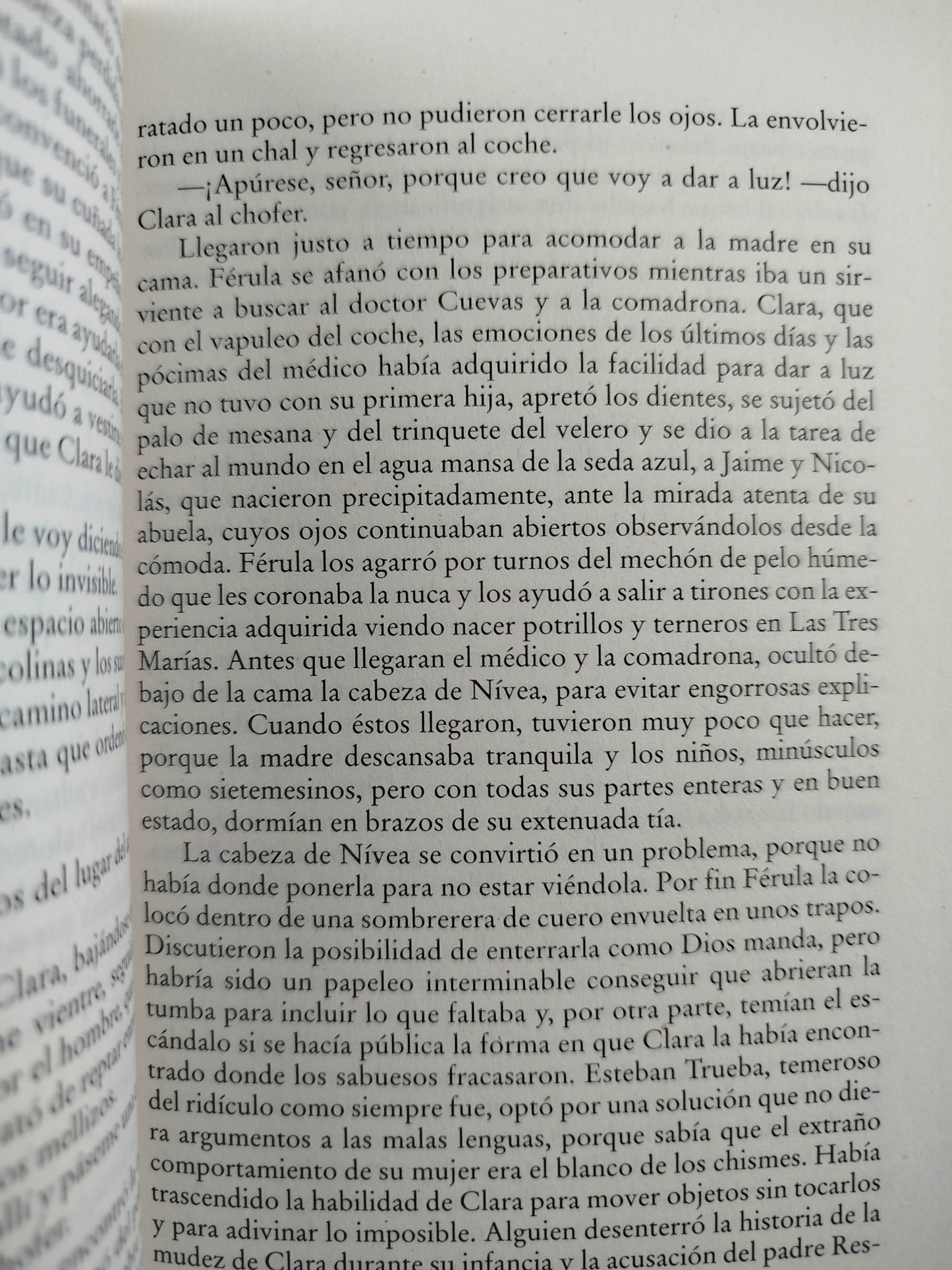 La casa de los espíritus by Isabel Allende