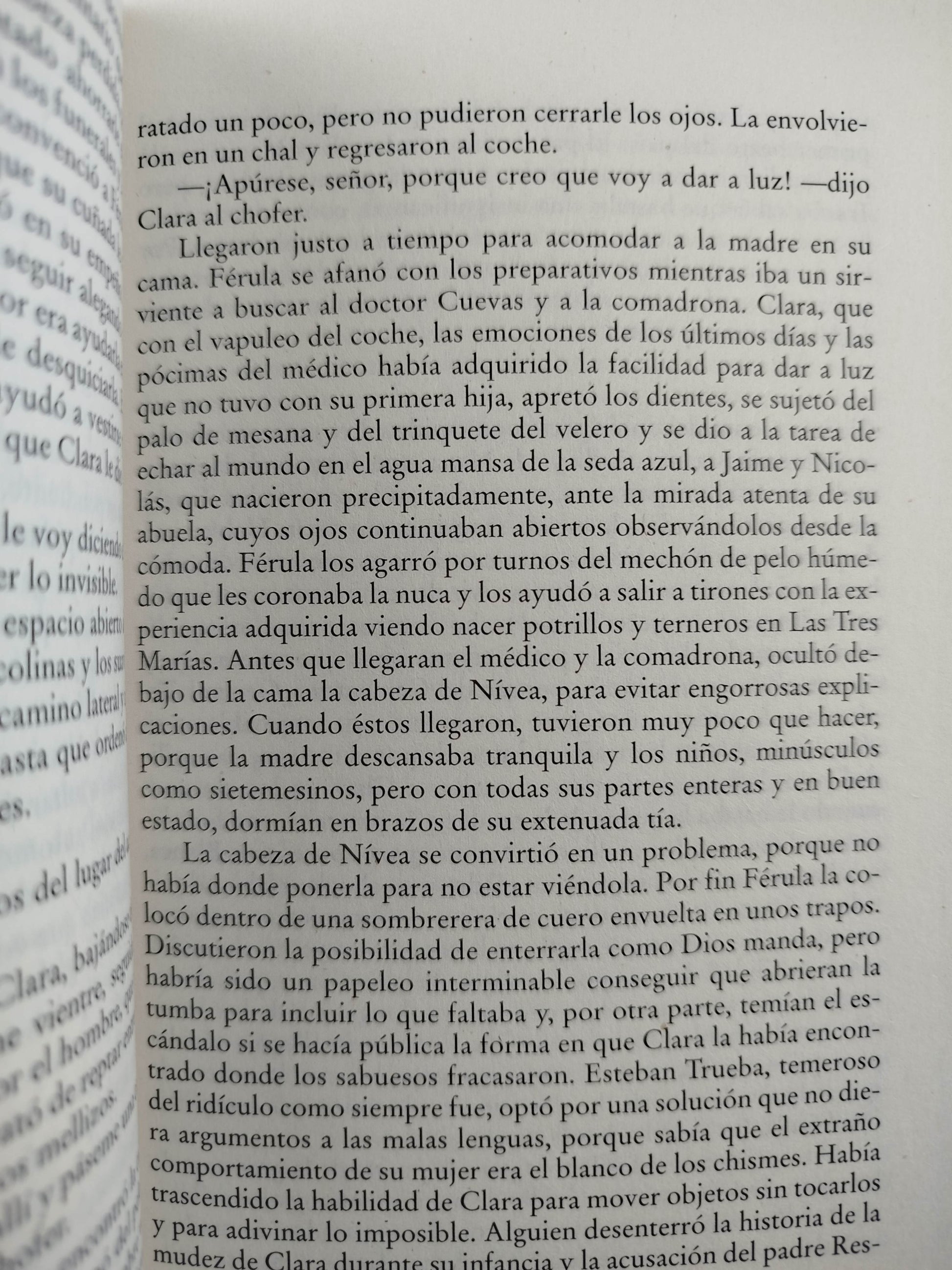 La casa de los espíritus by Isabel Allende