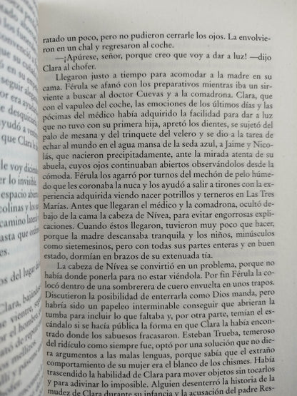 La casa de los espíritus by Isabel Allende