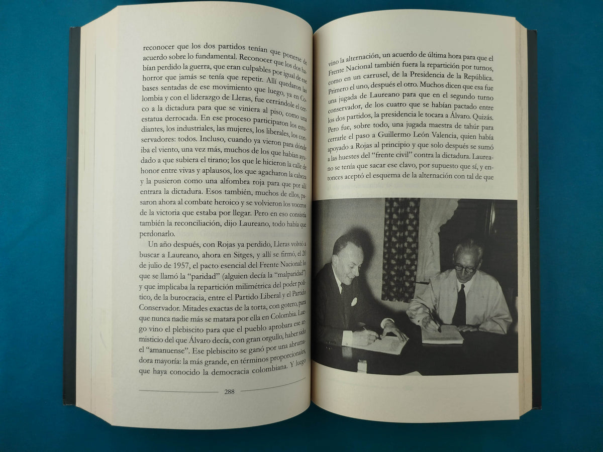 Álvaro Su Vida Y Su Siglo by Juan Esteban Constaín