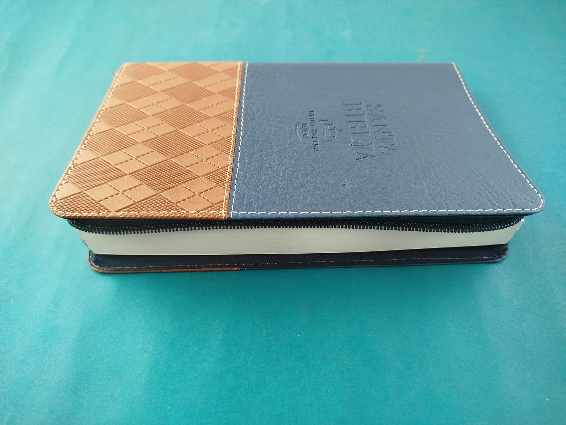 Biblia RVR 1960 Letra Grande Estuche Azul – Miel by Reina Valera 1960