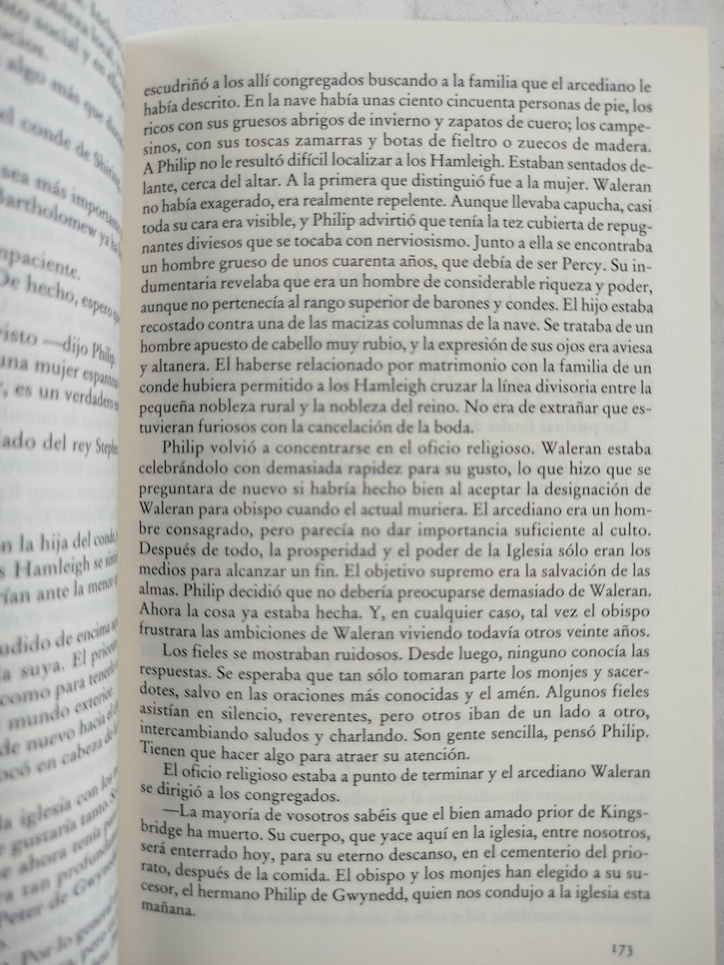 Los Pilares de la tierra by KEN FOLLETT