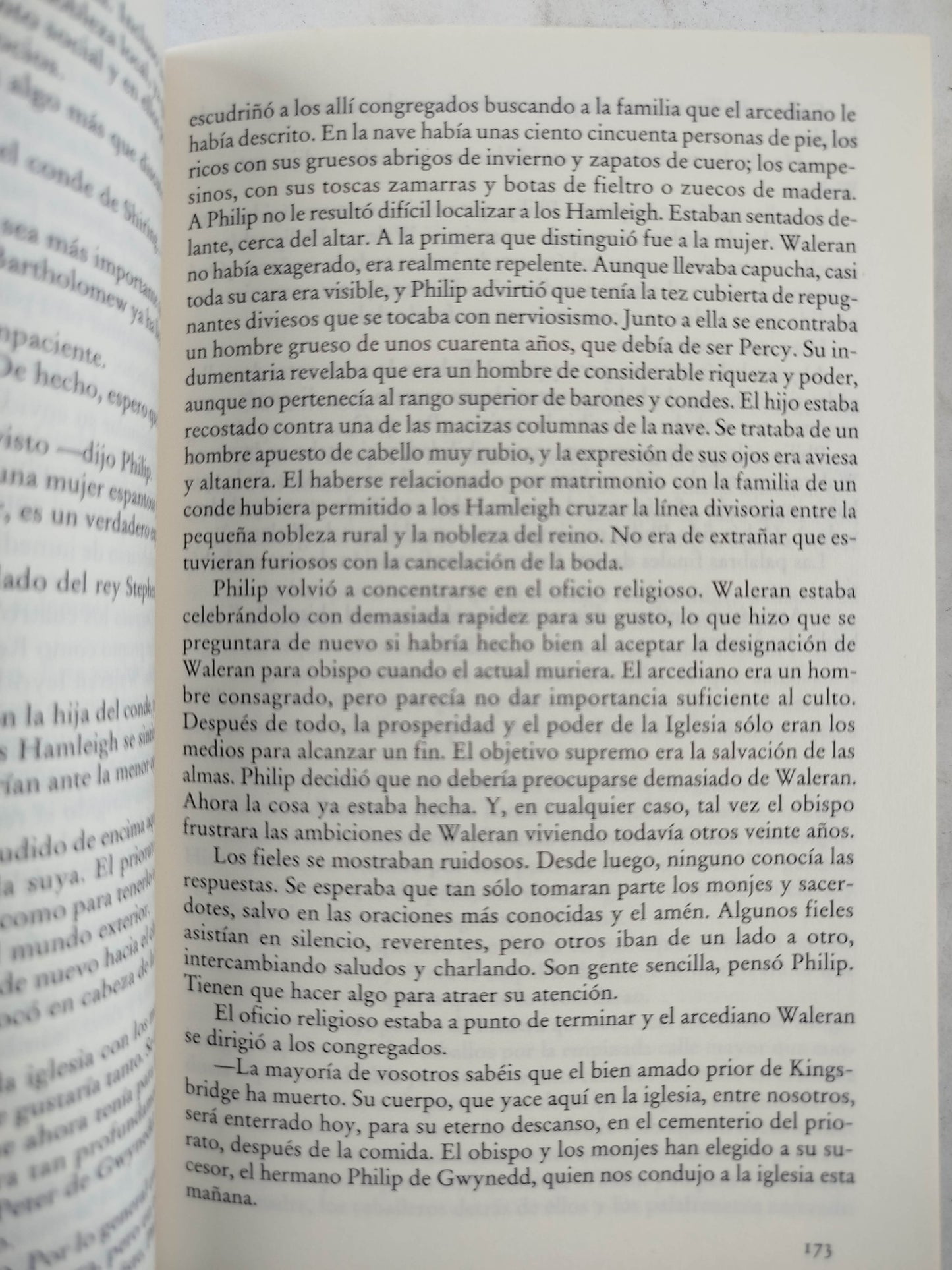 Los Pilares de la tierra by KEN FOLLETT
