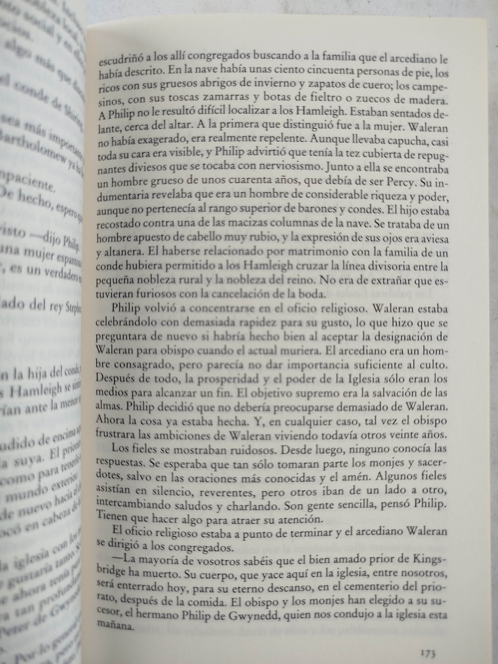 Los Pilares de la tierra by KEN FOLLETT