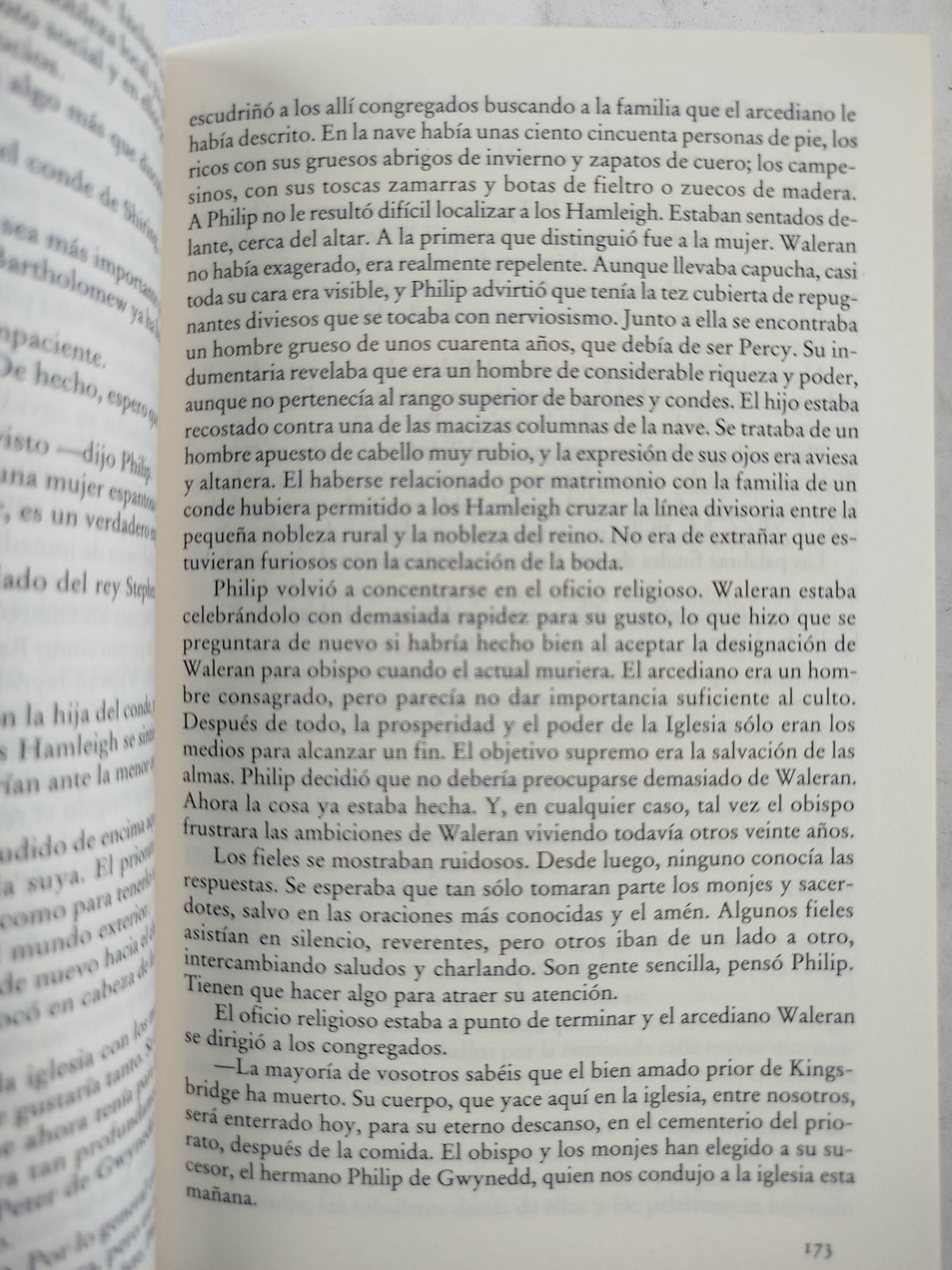 Los Pilares de la tierra by KEN FOLLETT