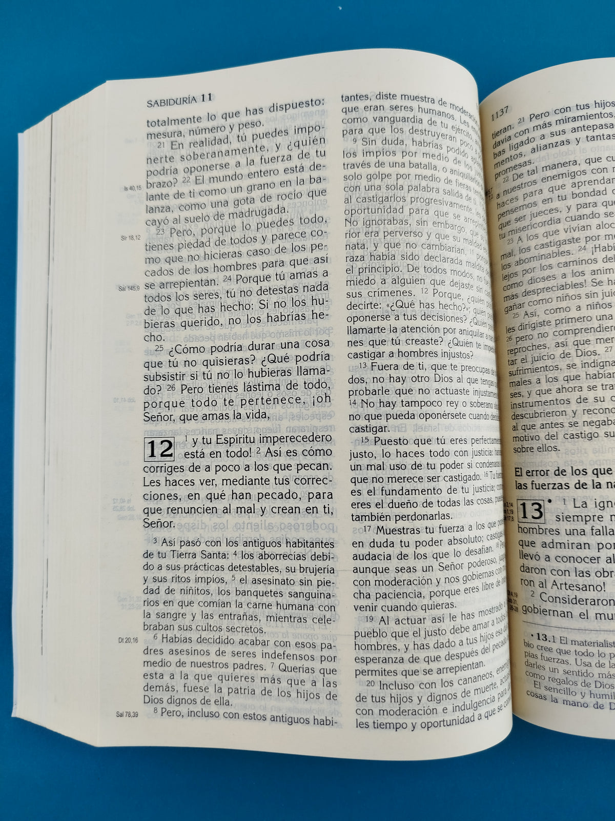 Biblia Latinoamérica Letra Grande Tapa Blanda by Varios