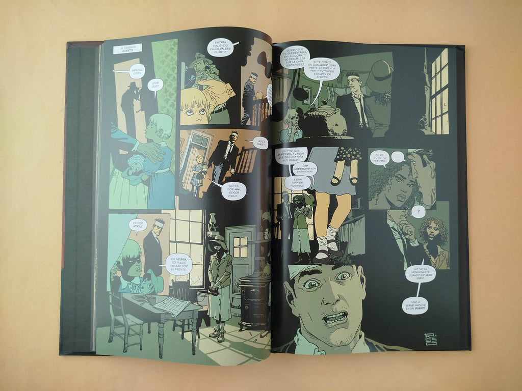 Moonshine Vol 01 a la luz de la luna by Brian Azzarello