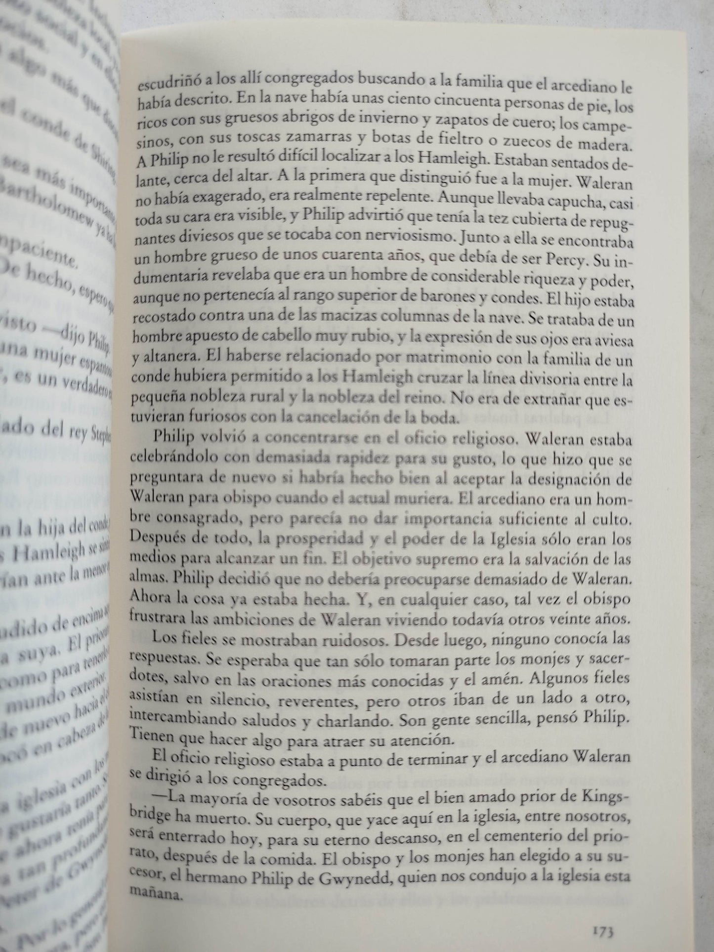 Los Pilares de la tierra by KEN FOLLETT