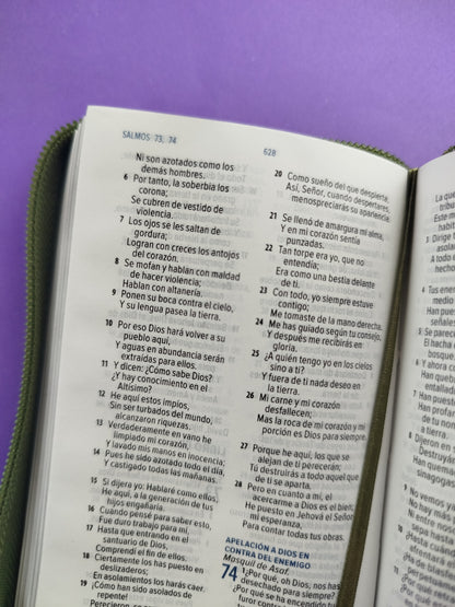 Biblia mini verde con cierre canto plateado