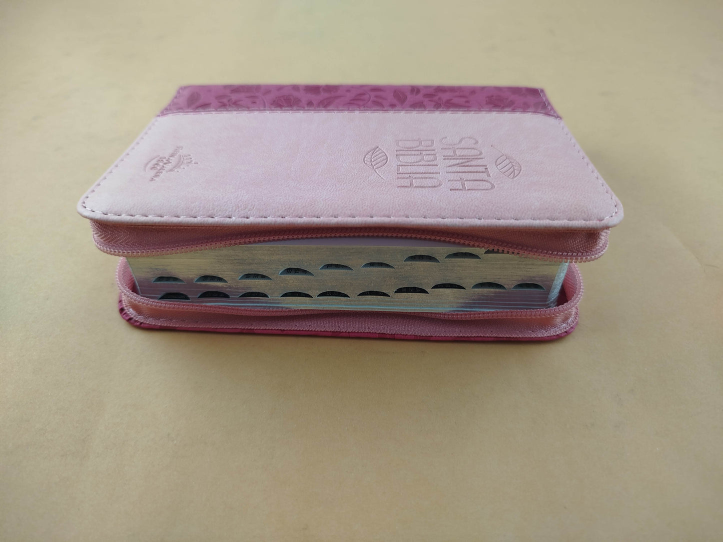 Biblia pequeña fucsia rosado con índice