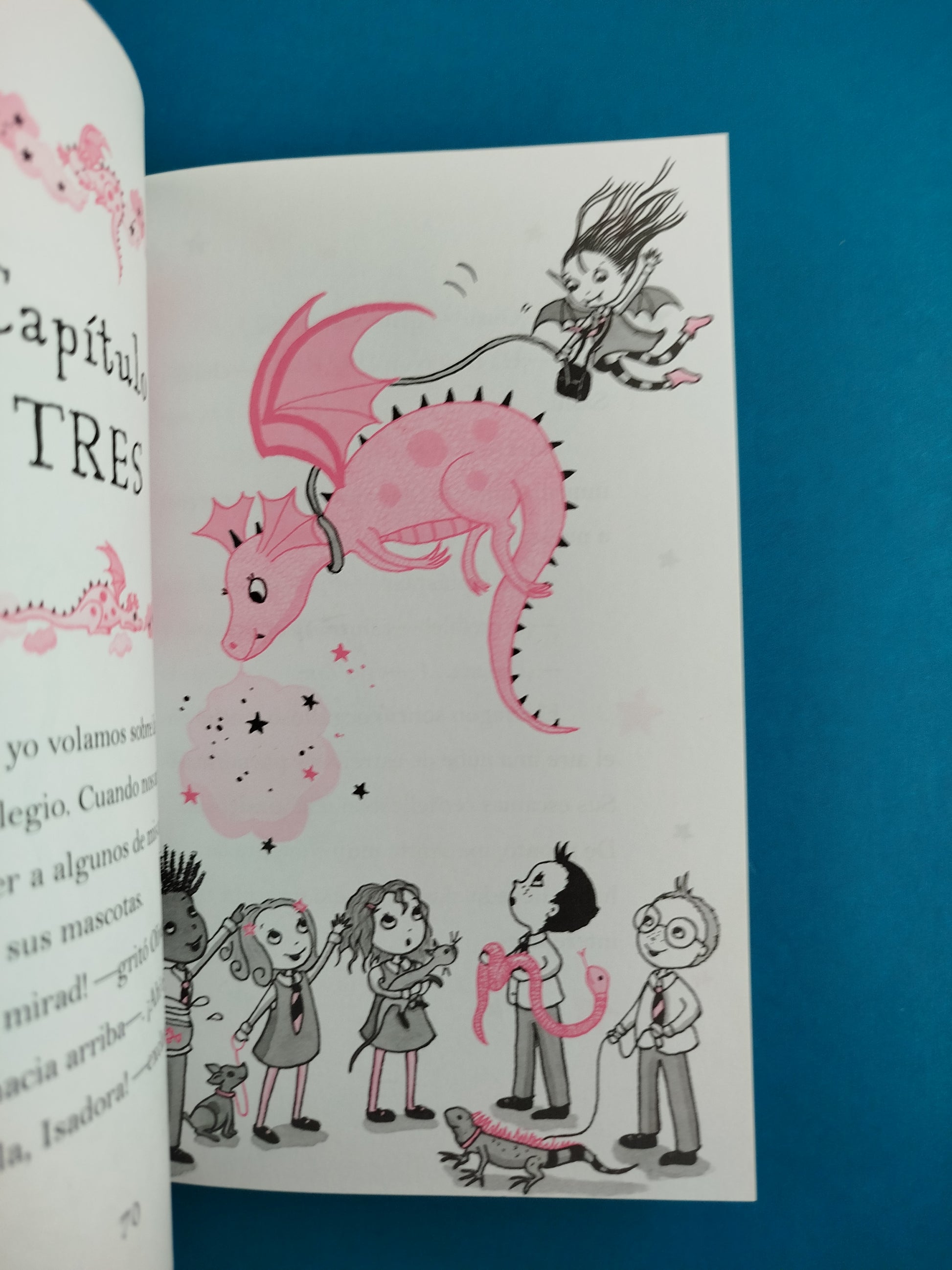 Isadora Moon se mete en un lío by Harriet Muncaster