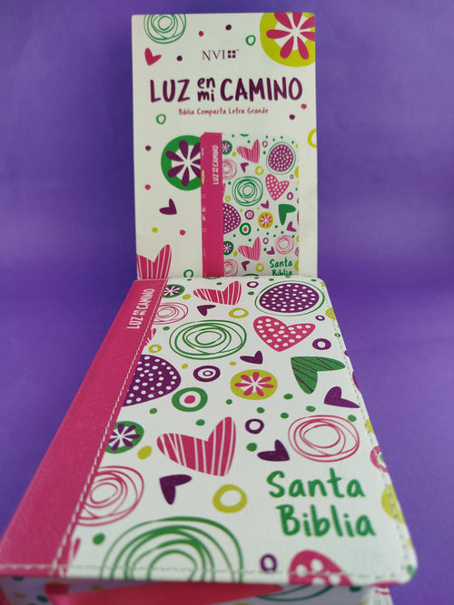 Biblia nvi luz en mi camino flores ilustrada letra grande by Nueva Traducción Viviente
