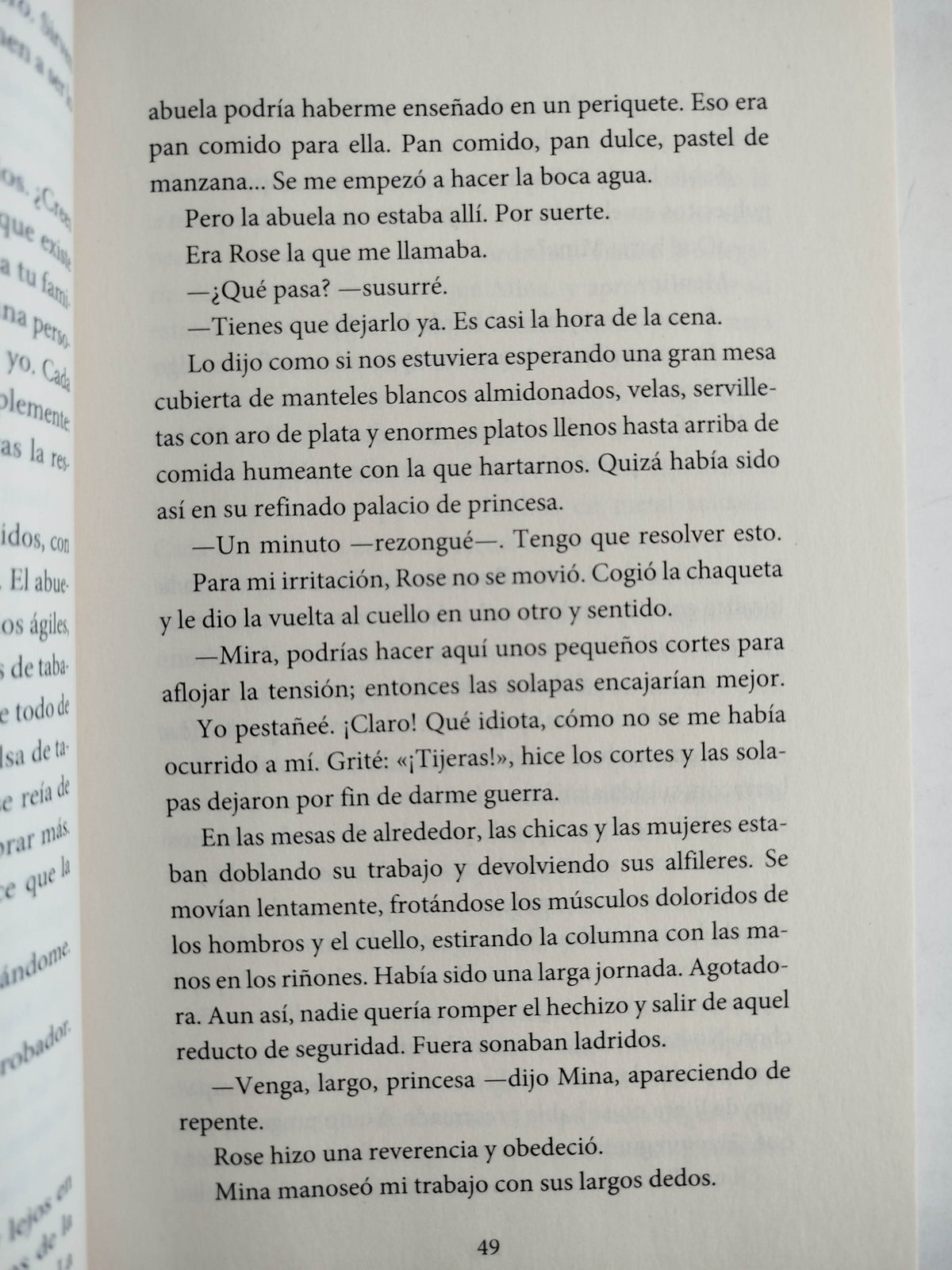 La cinta roja by Lucy Adlington
