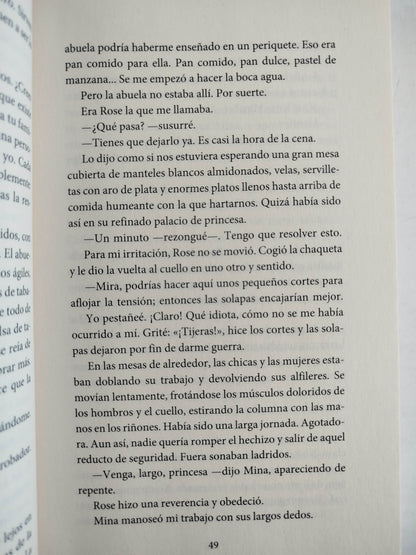 La cinta roja by Lucy Adlington