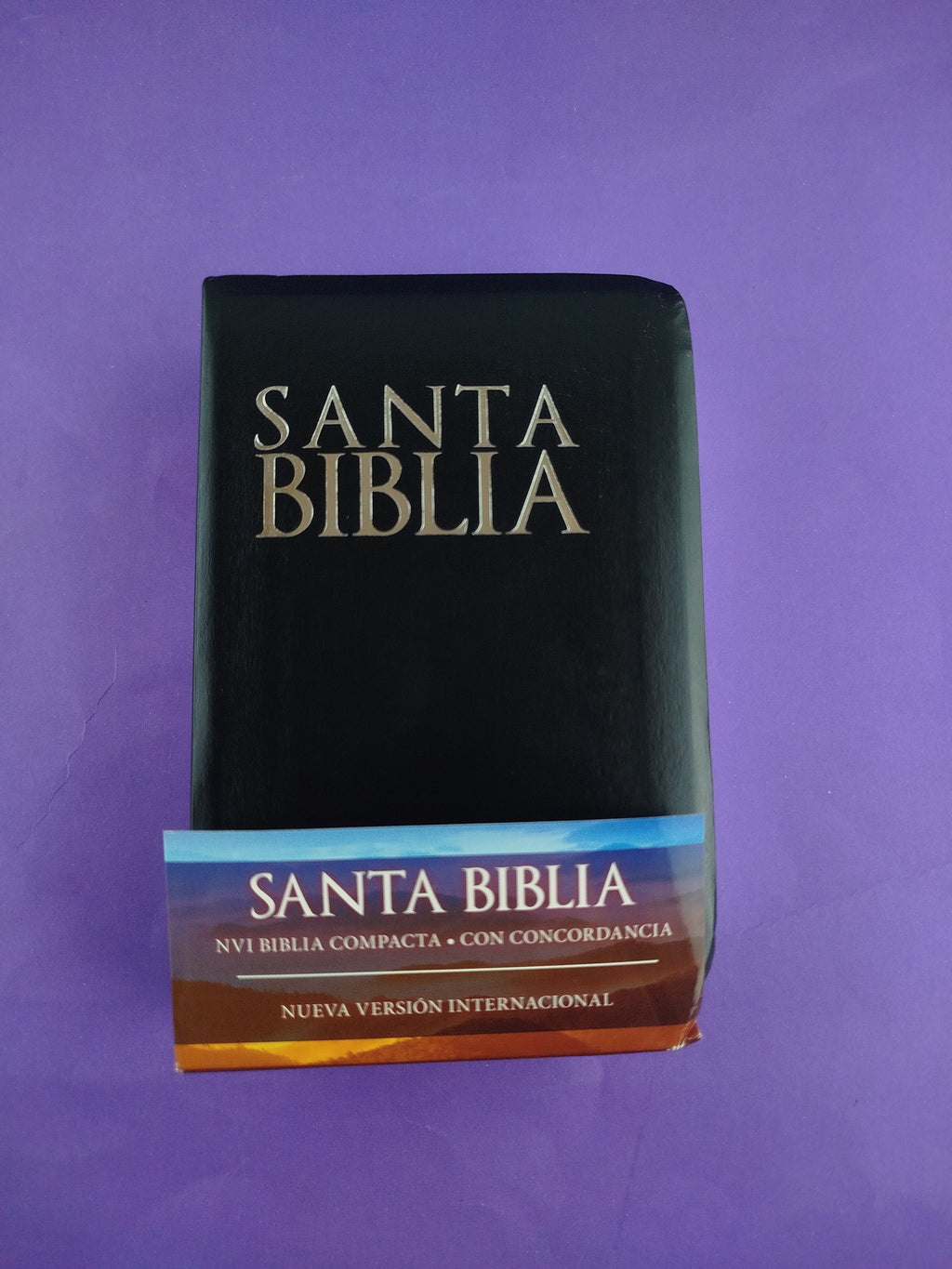 Biblia nvi compacta negra pequeña by Nueva Versión Internacional