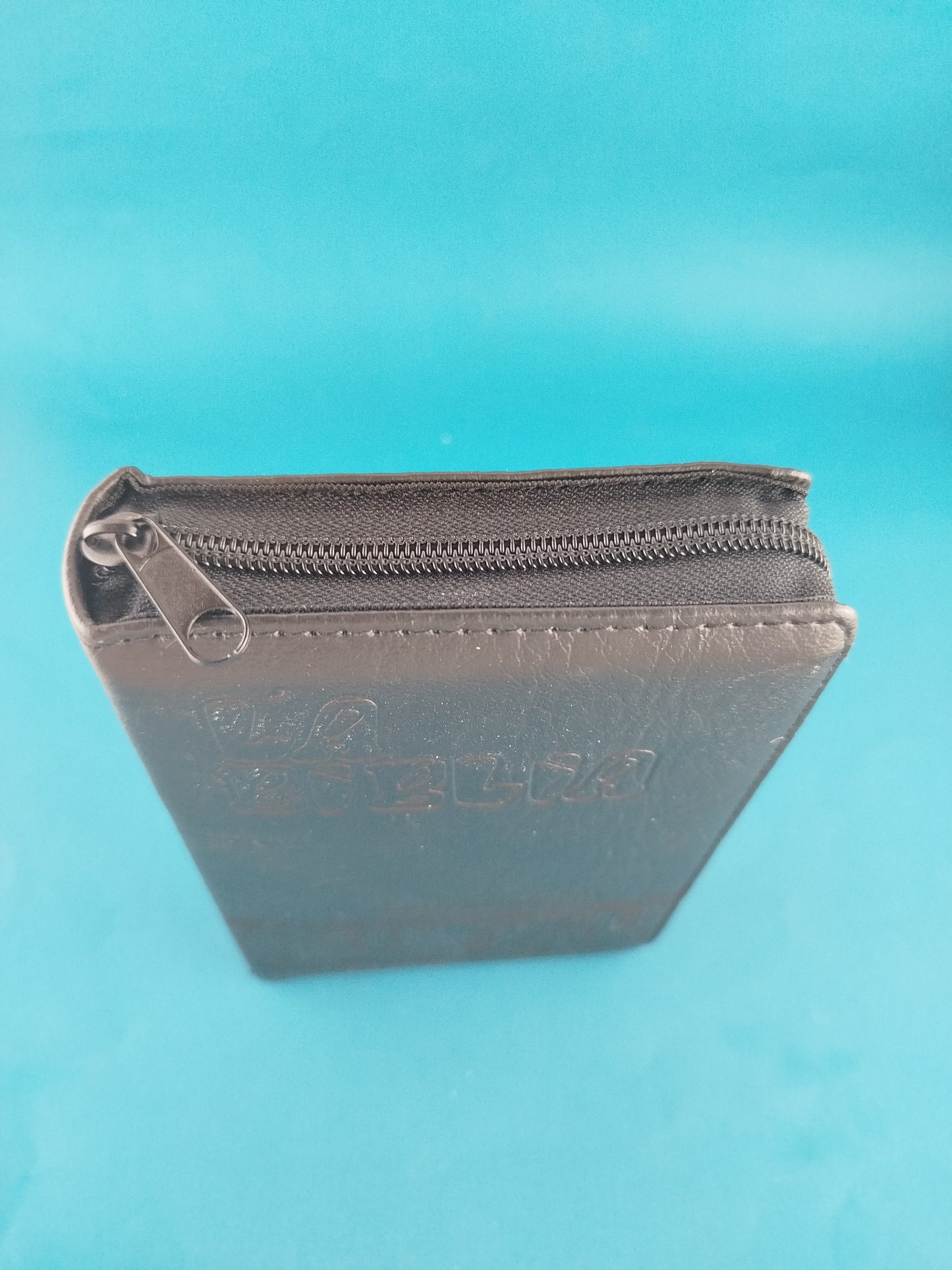 Biblia latinoamericana con cierre color negro