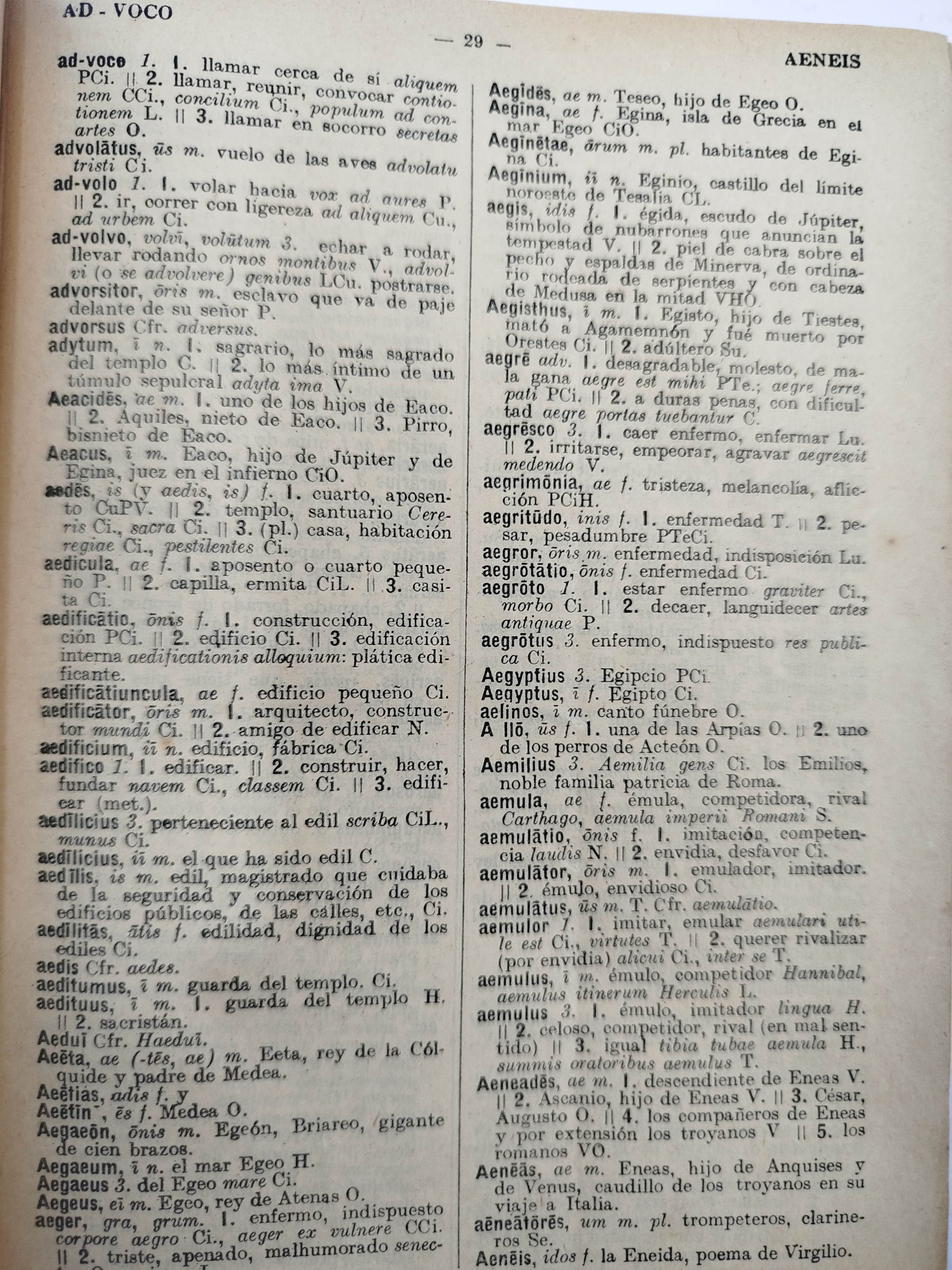 Diccionario manual latino-español y español-latino by Placido Mugica