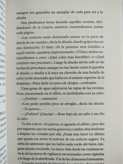 La cinta roja by Lucy Adlington