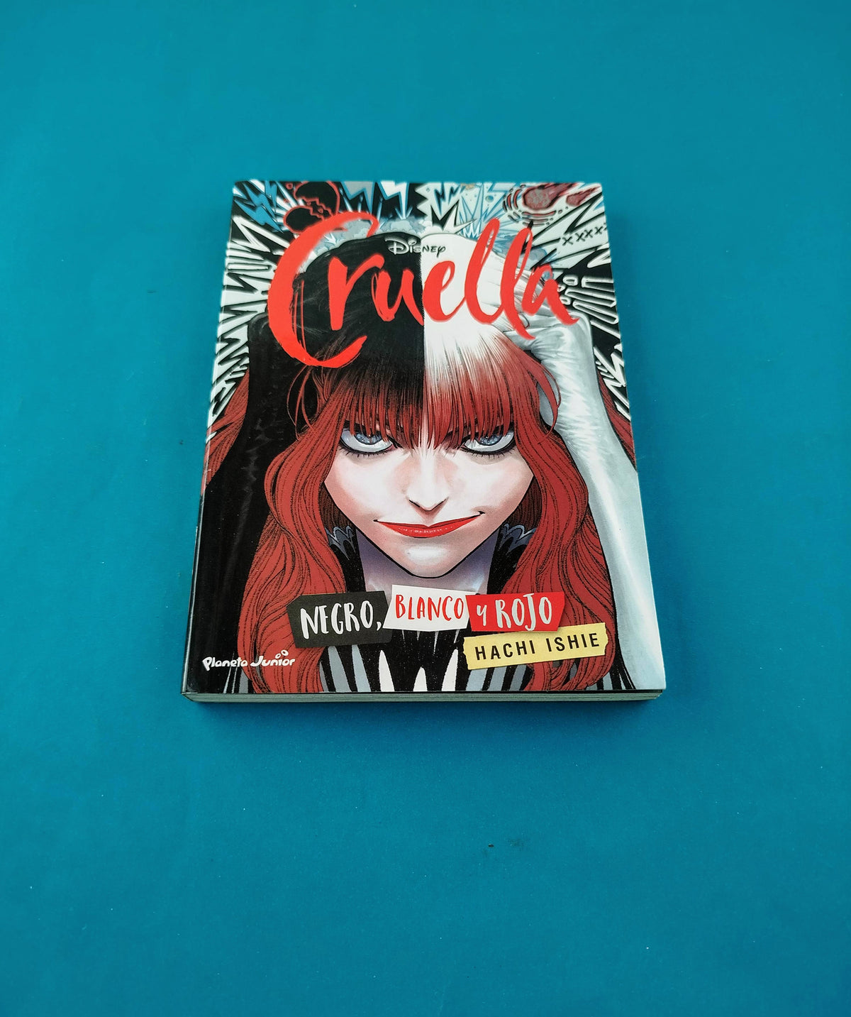 Cruella Negro, blanco y rojo by Hachi Ishie