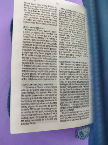 Biblia mini azul canto plateado con cierre