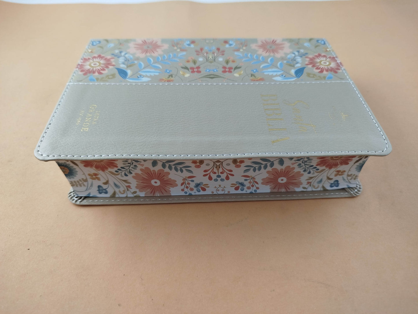 Biblia rvr 1960 letra grande beige flores - canto decorado sin cierre