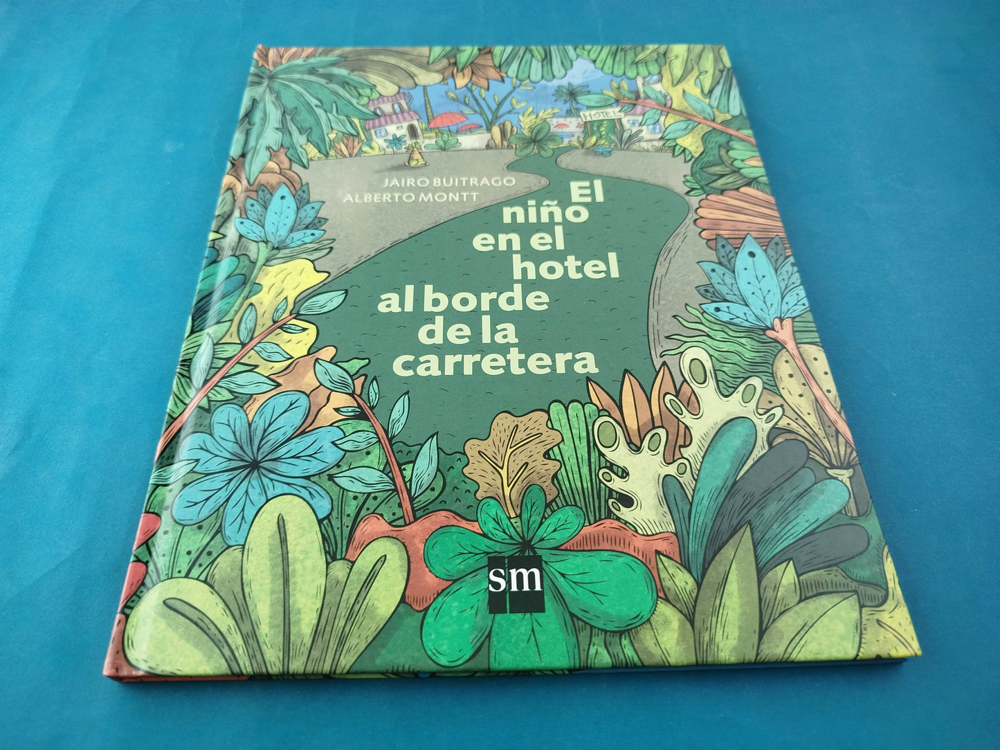 El niño en el hotel al borde de la carretera