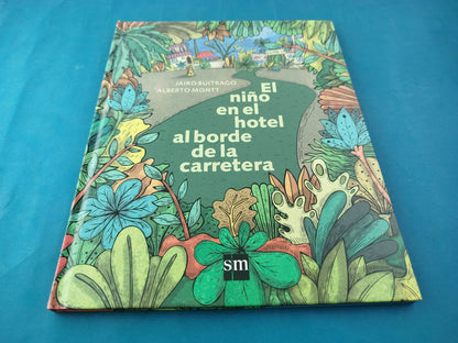 El niño en el hotel al borde de la carretera
